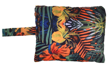 Laden Sie das Bild in den Galerie-Viewer, Bolso de Playa de Malla con Bolsa para Guardar, Diseño Forest
